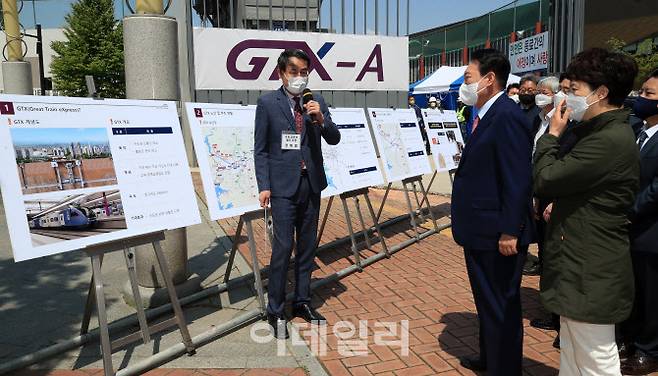 경기 고양시 일산서구 대화동 GTX-A 공사 현장에서 강희업 국토교통부 철도국장의 공사 설명을 듣고 있다. (사진=뉴스1)
