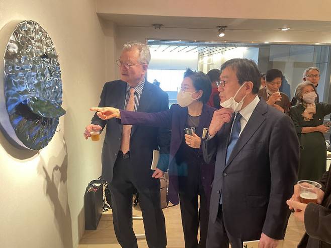 일본 도쿄 세호 갤러리에서 열린 ‘2022 K-Sculpture 한국·일본 교류전’ 개막식에 참석한 윤영달 크라운해태제과 회장(좌측 1번째)과 이토 슈지 일본가루비 대표이사(좌측 3번째)가 조각작품을 감상하고 있다. (사진=크라운해태제과)