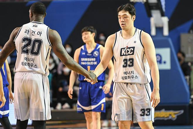 KCC 라건아(왼쪽)와 이승현도 나란히 18점씩을 올리며 삼각편대의 부활을 알렸다. [KBL 제공]