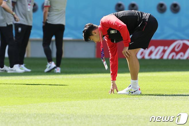 대한민국 축구대표팀 손흥민이 21일 오전(현지시간) 카타르 알라이얀의 에듀케이션 시티 스타디움을 찾아 잔디 상태를 살피고 있다. 에듀케이션 시티 스타디움은 대한민국 축구대표팀이 이번 카타르 월드컵에서 조별 예선 3경기를 모두 치르는 경기장이다. 2022.11.21/뉴스1 ⓒ News1 이광호 기자