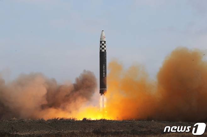 (평양 노동신문=뉴스1) = 북한 대륙간탄도미사일(ICBM) '화성-17형'. [국내에서만 사용가능. 재배포 금지. DB 금지. For Use Only in the Republic of Korea. Redistribution Prohibited] rodongphoto@news1.kr