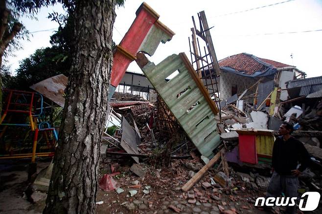 21일(현지시간) 규모 5.6의 지진이 강타한 인도네시아 치안주르에서 쑥대밭이 된 주택이 보인다. ⓒ AFP=뉴스1 ⓒ News1 우동명 기자