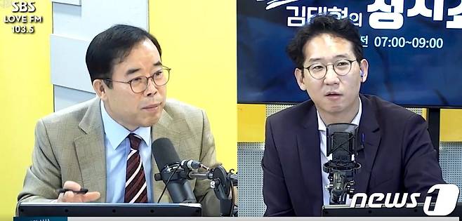 국민의힘 박성중 의원(왼쪽)은 22일 SBS라디오 '김태현의 정치쇼'에 출연해 MBC 민영화를 통해 공정보도의 길로 가게 만들어야 한다는 주장을 펼쳤다. (SBS 유뷰트 갈무리) ⓒ 뉴스1