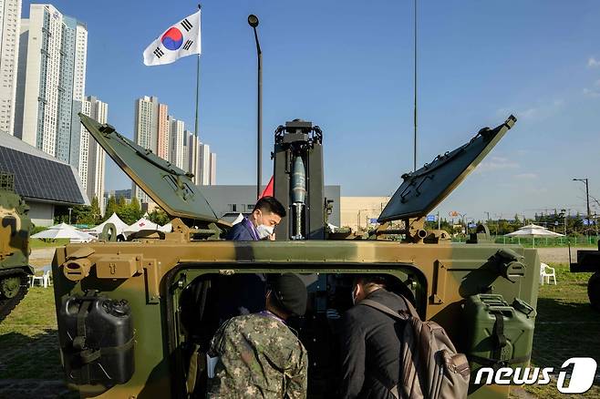 '2022 대한민국 방위산업전(DX Korea)'이 경기도 고양시에서 열린 가운데 관람객들이 120mm 자주 추진 모르타르를 보고 있다. 2022. 9. 21. ⓒ AFP=뉴스1 ⓒ News1 최서윤 기자