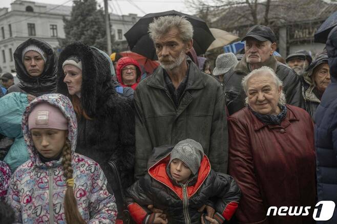 지난 17일 우크라이나가 탈환한 헤르손에서 주민들이 식량 배급을 받기 위해 기다리고 있다. ⓒ AFP=뉴스1 ⓒ News1 우동명 기자