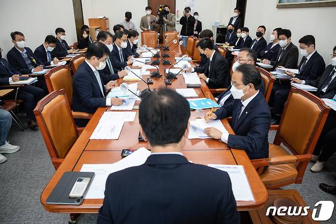 정태호 국회 기획재정위원회 예산결산기금심사소위원장이 21일 서울 여의도 국회에서 열린 제400회 국회(정기회) 기획재정위원회 제1차 예산결산기금심사소위원회를 주재하고 있다. 2022.11.21/뉴스1 ⓒ News1 유승관 기자