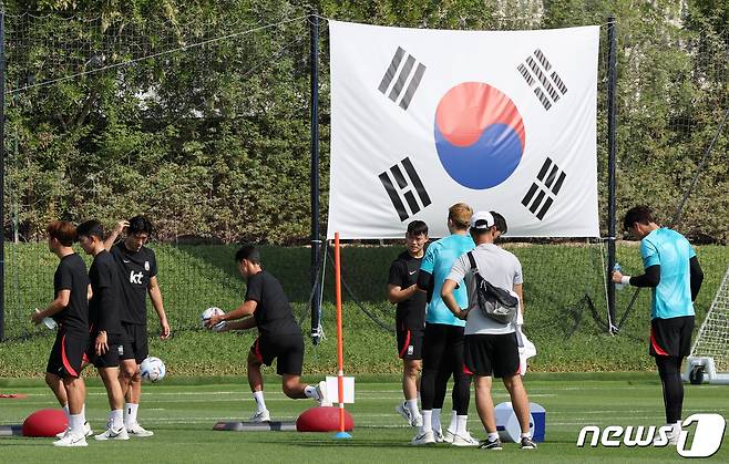 파울루 벤투 감독이 이끄는 대한민국 축구대표팀 선수들이 19일 오전(현지시간) 카타르 도하 알 에글라 트레이닝센터에서 훈련을 하고 있다. 2022.11.19/뉴스1 ⓒ News1 이동해 기자