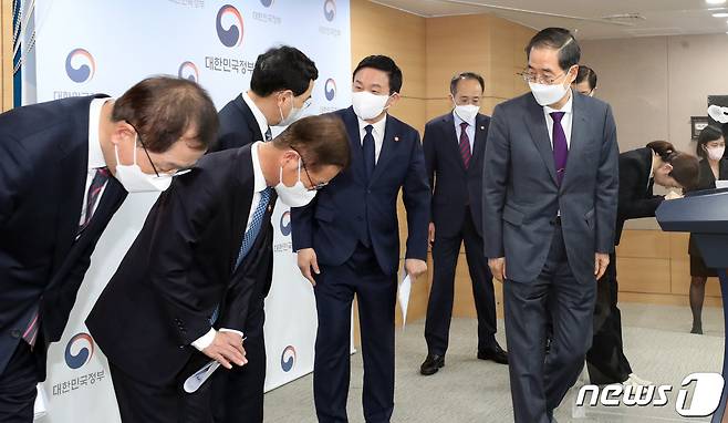 한덕수 국무총리가 22일 오후 서울 종로구 정부서울청사에서 화물연대 집단운송거부 관련 브리핑을 마친 후 관계 부처 장관들과 인사를 하고 있다. 2022.11.22/뉴스1 ⓒ News1 김명섭 기자