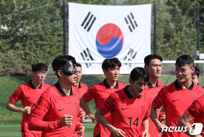 파울루 벤투 감독이 이끄는 대한민국 축구대표팀 캡틴 손흥민이 16일 오전(현지시간) 카타르 도하 알 에글라 트레이닝센터에서 안면 보호대를 착용한 채 훈련을 하고 있다. 2022.11.16/뉴스1 ⓒ News1 이광호 기자