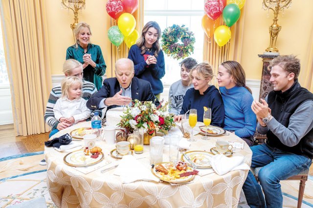 20일(현지 시간) 팔순을 맞은 조 바이든 미국 대통령(왼쪽에서 네 번째)이 부인 질 여사(왼쪽에서 세 번째), 가족과 생일 케이크의 촛불을 끄고 있다. 질 바이든 트위터 캡처