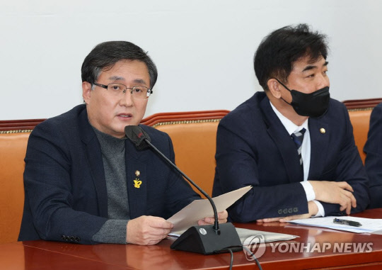 김성환 더불어민주당 정책위의장이 22일 국회에서 열린 원내대책회의에서 발언하고 있다.<연합뉴스>