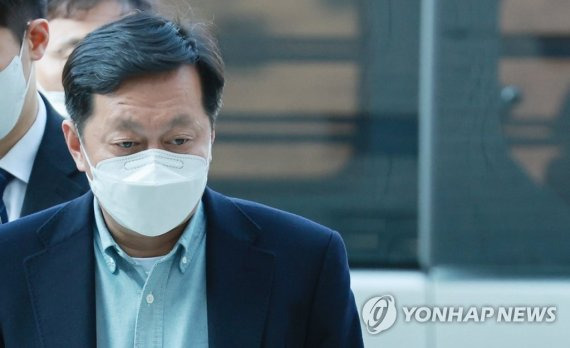 정진상 더불어민주당 대표실 정무조정실장이 지난 18일 서초구 서울중앙지방법원에서 열린 구속 전 피의자 심문(영장실질심사)에 출석하고 있다./사진=연합뉴스