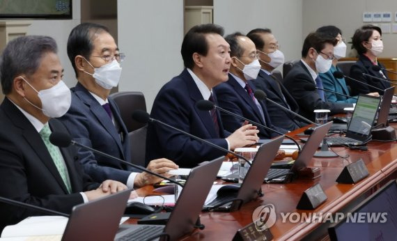 국무회의 주재하는 윤석열 대통령 (서울=연합뉴스) 서명곤 기자 = 윤석열 대통령이 22일 오전 서울 용산 대통령실 청사에서 열린 국무회의를 주재하고 있다. 2022.11.22 seephoto@yna.co.kr (끝)