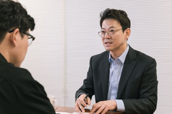 뉴로메카 박종훈 대표이사가 22일 서울 성동구 뉴로메카 본사에서 로봇 서비스 솔루션과 플랫폼에 대해 설명하고 있다. 뉴로메카 제공
