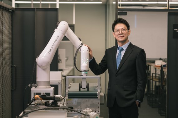 뉴로메카 박종훈 대표이사가 22일 서울 성동구 뉴로메카 본사에서 협동로봇 '인디'에 대해 설명하고 있다. 뉴로메카 제공