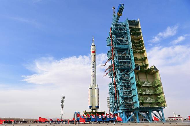 중국의 선저우-15 우주선이 21일(현지시각) 창정-2F 로켓에 실려 발사될 준비를 하고 있다. 주취안우주발사센터/신화 연합뉴스