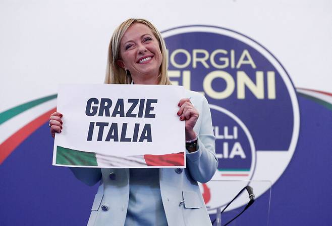 조르자 멜로니 이탈리아의 형제당 대표가 지난 9월26일 로마의 선거운동본부에서 ‘고맙습니다 이탈리아’라고 쓰인 손팻말을 들어보이고 있다. 로이터 연합뉴스