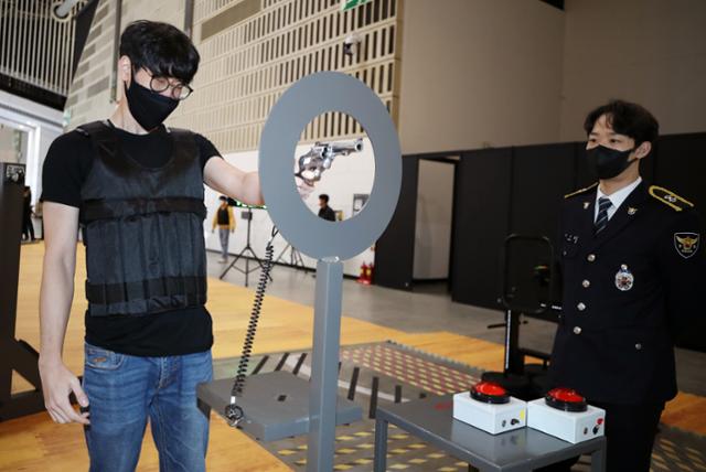 지난 10월 인천 연수구 송도컨벤시아에서 열린 국제치안산업대전에서 한 경찰 지원생이 순환체력측정 체험을 하고 있다. 뉴스1