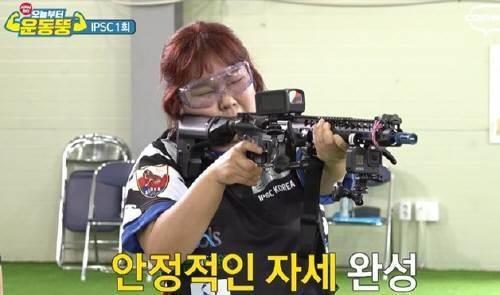 김민경이 예능프로그램 '시켜서 한다! 오늘부터 운동뚱'에서 장총으로 사격 훈련을 받고 있다. IHQ 영상 캡처