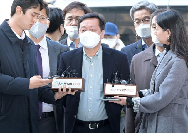 이재명 더불어민주당 대표의 최측근인 정진상 당대표실 정무조정실장이 18일 서울 서초구 서울중앙지방법원에서 열린 구속 전 피의자 심문(영장실질심사)에 출석하면서 취재진 질문에 답하고 있다. 하상윤 기자