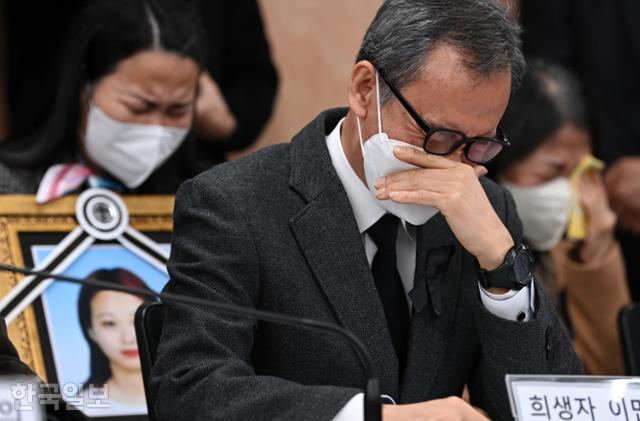 참사 희생자 이민아씨의 아버지가 22일 유족 기자회견에서 눈물을 닦고 있다. 왕태석 선임기자