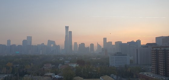 21일 오전 베이징에 짙은 안개가 깔려 있다. 20일 기준 베이징의 일일 확진자 수는 158명, 고위험 지역만 300곳을 넘었다. 박성훈 특파원
