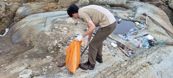 국립공원공단 직원이 거문도 갯바위에서 쓰레기를 수거하고 있다. 국립공원공단