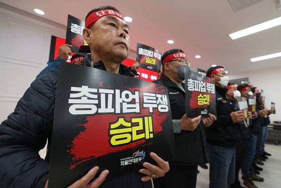화물연대본부 조합원들이 지난 14일 오전 서울 강서구 공공운수노조에서 열린 총파업 선포 기자회견에서 안전운임 일몰제 폐지를 촉구하고 있다. 연합뉴스