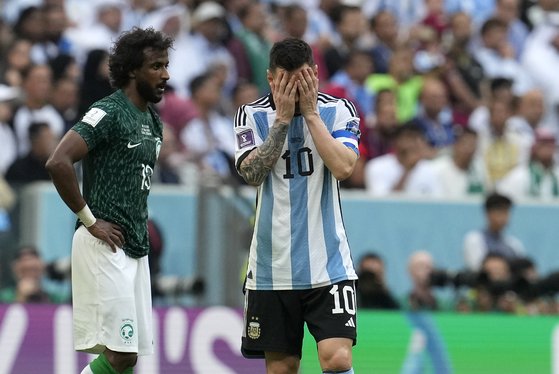 아르헨티나 간판 스타 리오넬 메시(오른쪽)가 경기 도중 흐름이 마음대로 풀리지 않자 얼굴을 감싸 쥐며 안타까워하고 있다. AP=연합뉴스