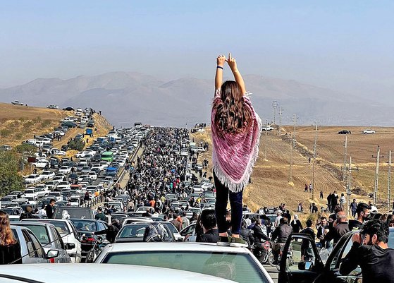 히잡 미착용을 이유로 의문사한 마흐사 아미니 사망과 관련해 지난 10월 26일 1만여 명이 이란 쿠르디스탄주 사케즈에 있는 묘소 인근에서 시위를 벌이고 있다. AFP=연합뉴스