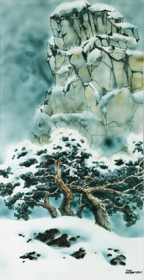 백자도판에 그림을 그린 뒤 구워 만든 '세한삼우-송(1)'(2020).