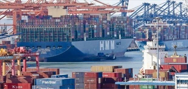 산업은행이 대주주로 보유하고 있던 HMM 지분 20.69%를 조기 매각하기로 하고 LX판토스를 비롯한 인수 후보군과의 접촉에 나섰다. 지난해 1월 부산항 신항에서 23만t급인 HMM 로테르담호가 수출화물을 선적하고 있다. /연합뉴스
