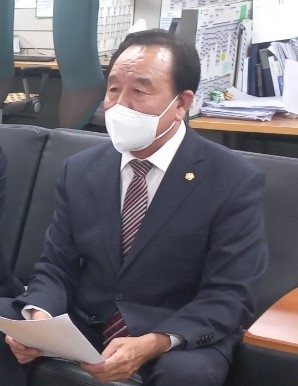 22일 인천시청에서 배상록 인천 미추홀구의회 의장이 인천에 ‘전세사기 피해 지원센터’ 설치를 촉구하고 있다.|인천시 제공