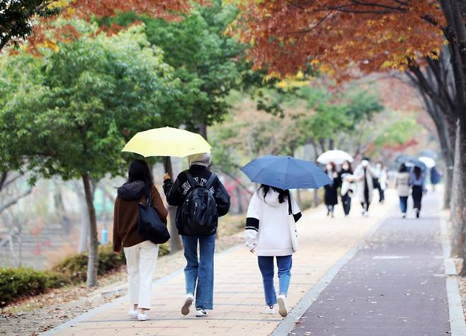 기다렸다, 가을비 광주에 비가 내린 22일 전남대학교 교정에서 우산을 쓴 학생들이 걷고 있다. 연합뉴스