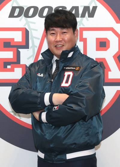 양의지가 22일 잠실야구장 두산 사무실에서 FA 계약을 한 뒤 기념촬영을 하고 있다. 연합뉴스