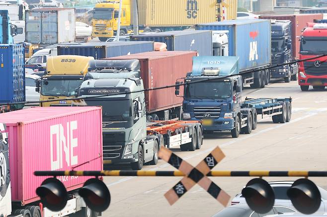 Cargo trucks are seen entering a logistics complex in Uiwang, Gyeonggi Province, Tuesday. (Yonhap)