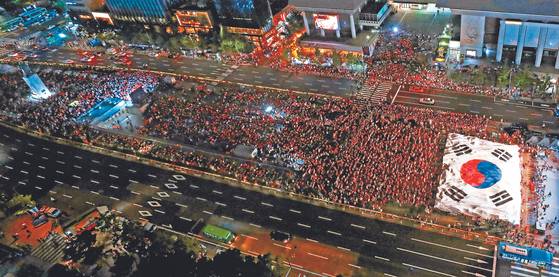 A view of a massive street cheering in Gwanghwamun Square, central Seoul, during the 2018 FIFA World Cup Russia [NEWS1]