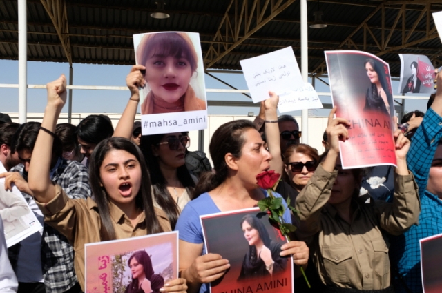 지난 9월 24일 이라크 아르빌에 위치한 유엔 본부 앞에서 이란 경찰에 구금된 뒤 사망했던 마흐사 아미니의 죽음에 항의하기 위해 시위대가 모여 있다. AP/뉴시스
