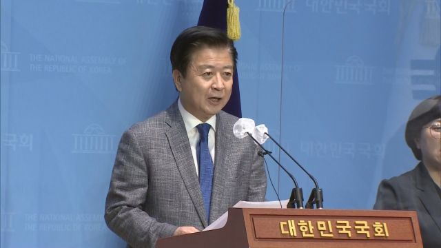 노웅래 더불어민주당 의원이 지난 17일 오전 국회 소통관에서 기자회견을 열고 자신의 국회 사무실 등에 대한 검찰의 압수수색에 대해 결백함을 주장하고 있다. 연합뉴스