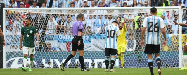 아르헨티나의 리오넬 메시가 후반전에 얻어낸 프리킥이 골문으로 들어가지 않자 고개를 숙이고 아쉬워하고 있다. 연합뉴스