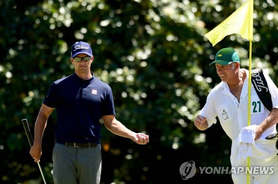 2017년 마스터스에서 함께한 스콧(왼쪽)과 캐디 윌리엄스
[AFP=연합뉴스]