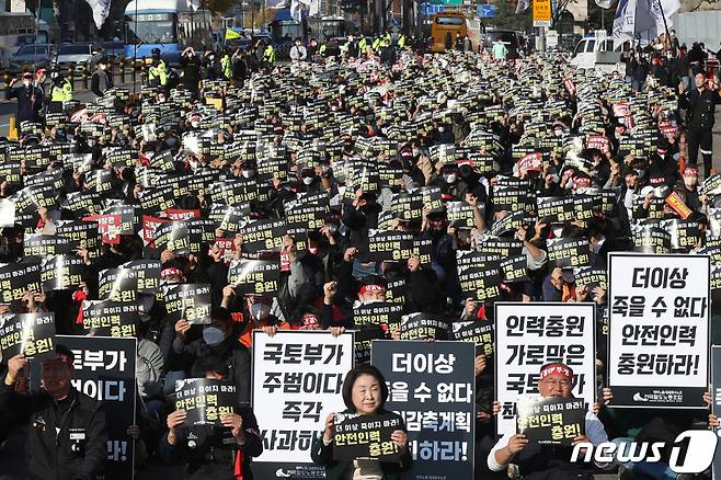 민주노총 공공운수노조 전국철도노동조합 조합원들이 지난 18일 오후 서울 중구 서울역 인근에서 열린 '철도노동자 총파업 결의대회'에서 구호를 외치고 있다.  이날 참가자들은 정원 감축 철회와 안전인력 충원, 통상임금 지침 폐기 등을 정부에 촉구했다. /사진= 뉴스1