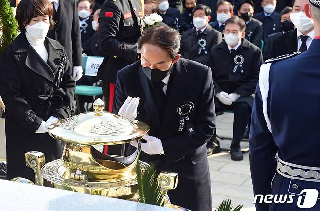 김현철 김영삼민주센터 상임이사가 지난해 11월 22일 서울 동작구 국립서울현충원 내 김영삼 전 대통령 묘역에서 열린 김 전 대통령 서거 6주기 추모식에서 분향을 하고 있다. 2021.11.22/뉴스1