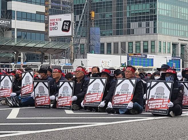 22일 오후 2시30분쯤 서울 영등포구 여의도공원 앞 여의대로. 전국민주노동조합총연맹 전국건설노동조합원들이 사망한 건설노동자를 의미하는 영정을 들고 있는 모습./사진=김미루 기자