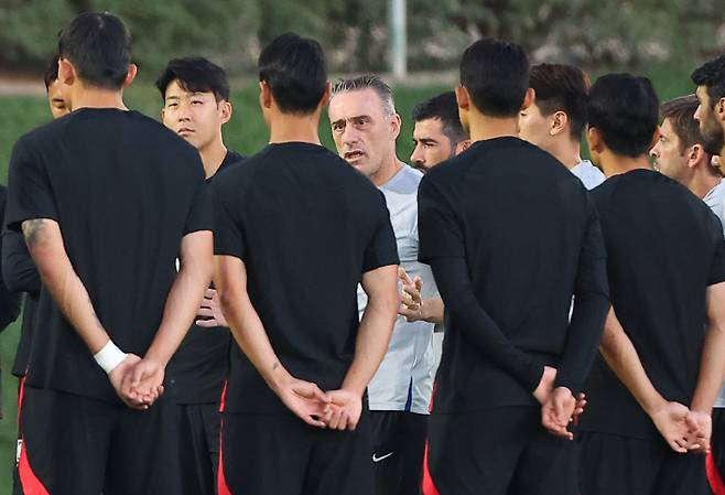 파울루 벤투 감독과 축구 대표팀. 연합뉴스