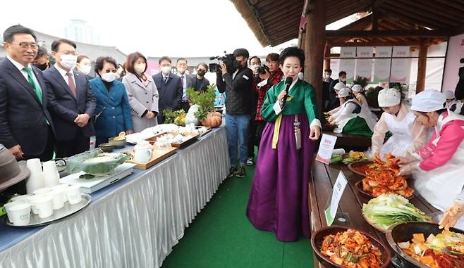 김춘진 aT(한국농수산식품유통공사) 사장(맨 왼쪽부터), 김인중 농림축산식품부 차관 등이 이하연 대한민국김치협회장에게서 8도 김치에 대한 설명을 듣고 있다.