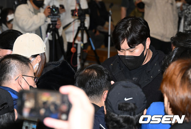 [OSEN=인천공항, 이대선 기자] 토론토 블루제이스 류현진이 22일 오후 인천국제공항을 통해 귀국했다.토론토 류현진이 야구팬에게 사인을 해주고 있다. 2022.11.22 /sunday@osen.co.kr