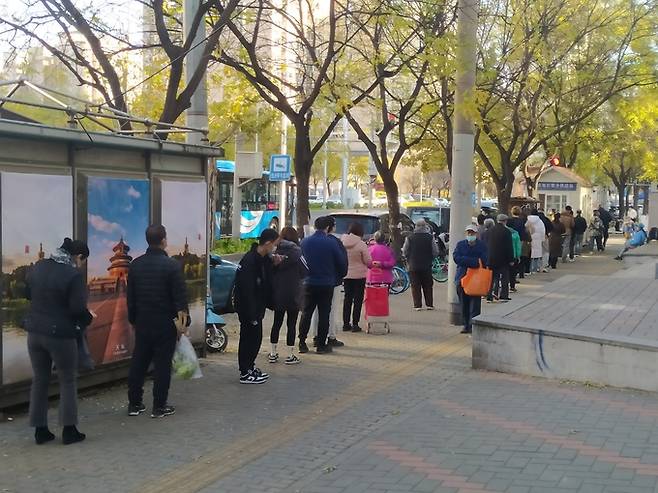 코로나19 확산이 심해진 베이징 주민들이 핵산검사를 받기 위해 기다리고 있다. 베이징=이귀전 특파원 