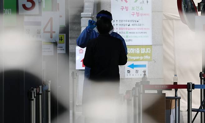 22일 서울 용산구보건소 코로나19 선별진료소에서 한 시민이 검사를 받고 있다. 연합뉴스