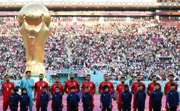 이란 축구대표팀 선수들이 21일(현지시간) 도하의 칼리파 경기장에서 잉글랜드와 카타르월드컵 조별리그 B조 1차전을 앞두고 국가 연주 때 입을 다물거나 허공을 응시하며 국가 제창을 거부하고 있다.도하 AFP 연합뉴스